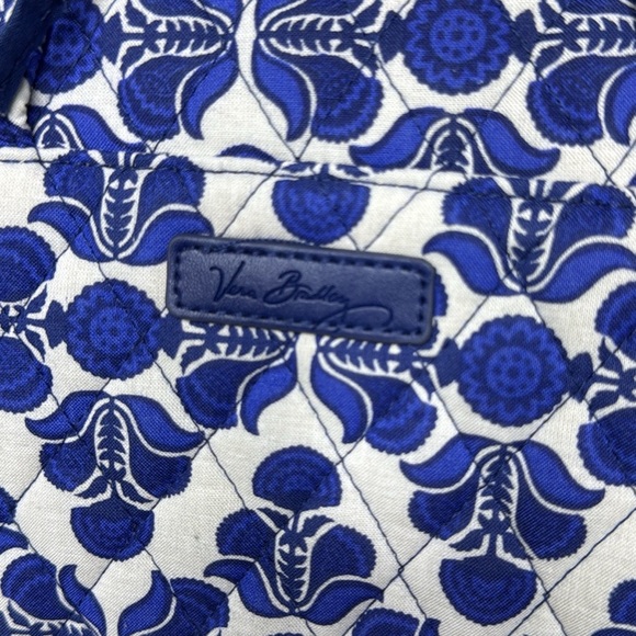 Vera Bradley Blue White Floral Travel Bag Toiletries Roomy Cruise Beach EUC - Picture 2 of 4